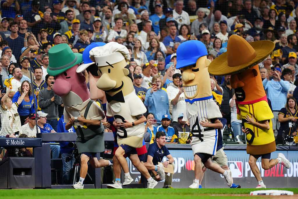 WATCH: The very first 'Famous Racing Sausages' race at the World Series — WISN 12 Milwaukee